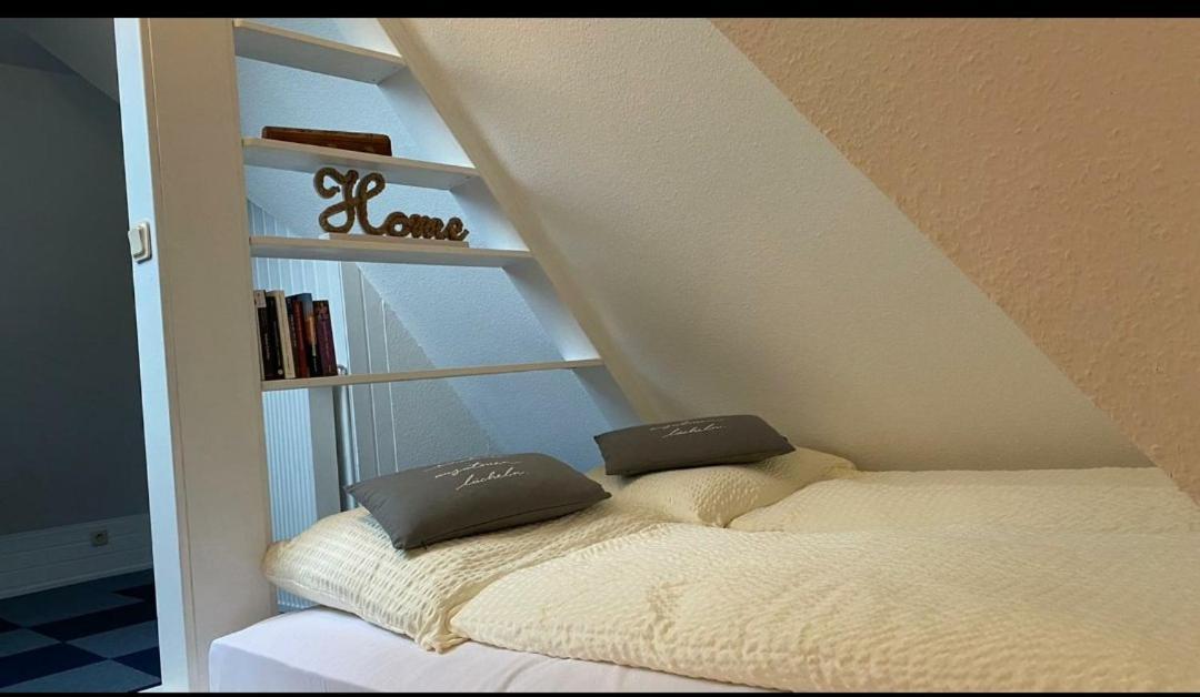 *To Hus* Wohnung Am Rande Von Jever Exterior photo